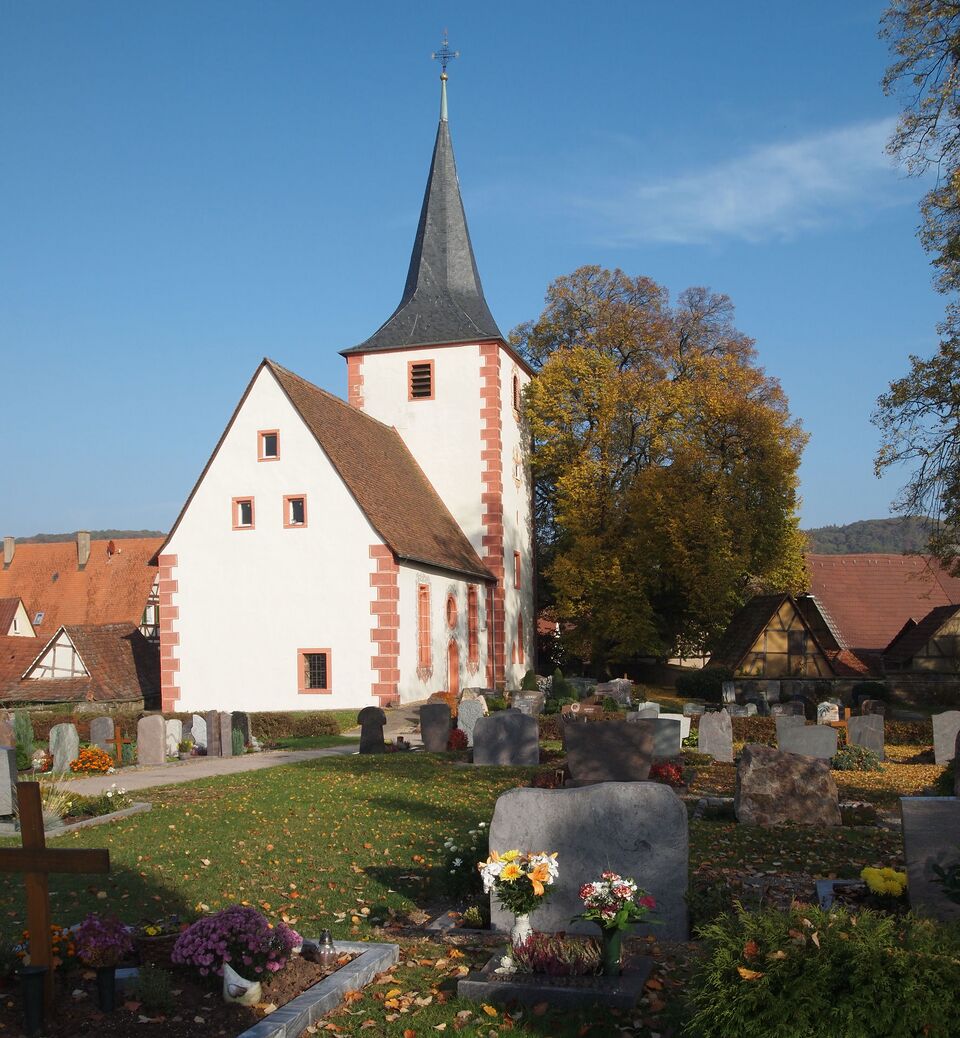 Datei:Diefenbach Kirche Friedhof.jpg