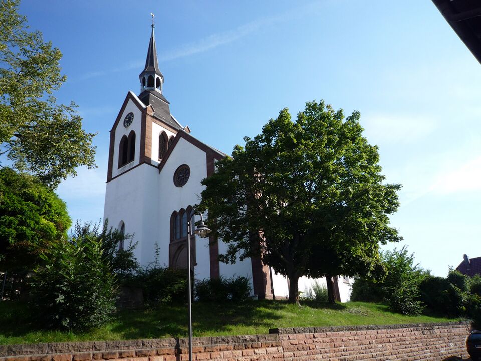 Datei:Oeschelbronn-Kirche.jpg