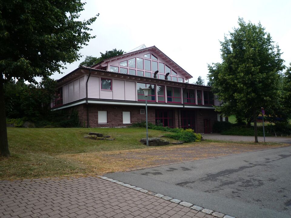 Datei:Dennach-Feuerwehr-Sporthalle.jpg