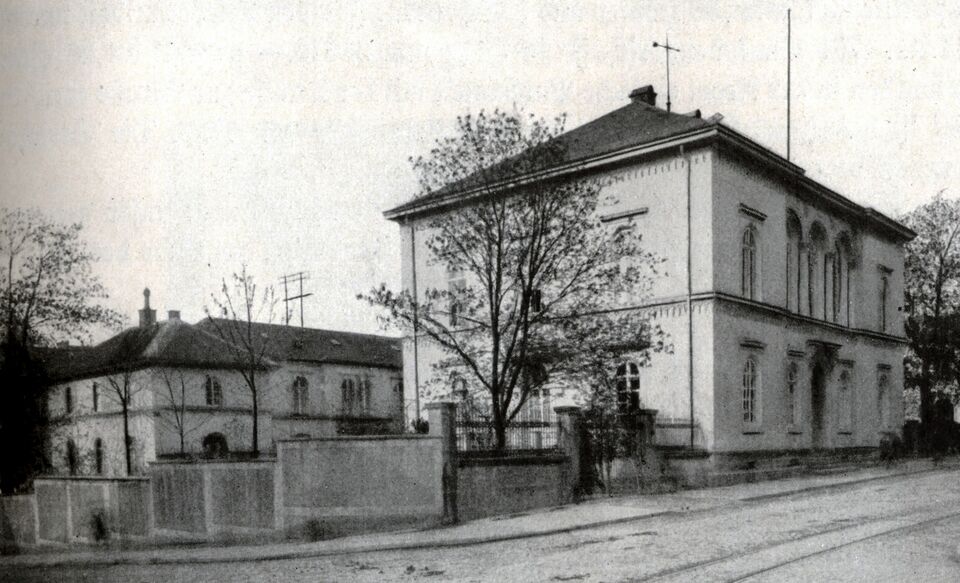 Datei:Pforzheim, Haus Georg Jakob Dennig (später Villa Gülich), Westliche Karl-Friedrich-Straße 55, Eingangsseite mit Hintergebäude, erbaut um 1833 nach Entwürfen von Friedrich Theodor Fischer (1803-1867).jpg