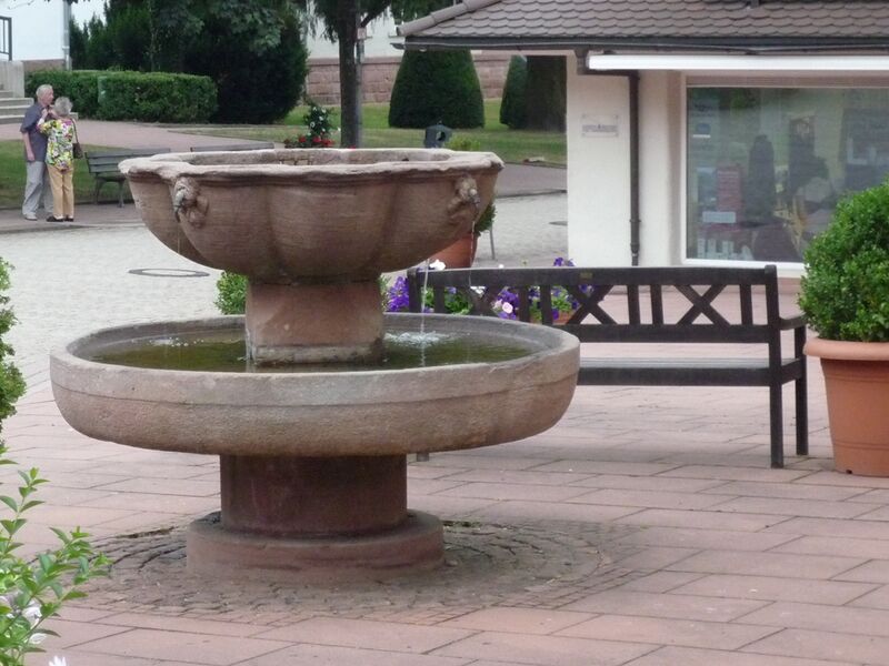 Datei:Bad-Herrenalb-Brunnen.jpg