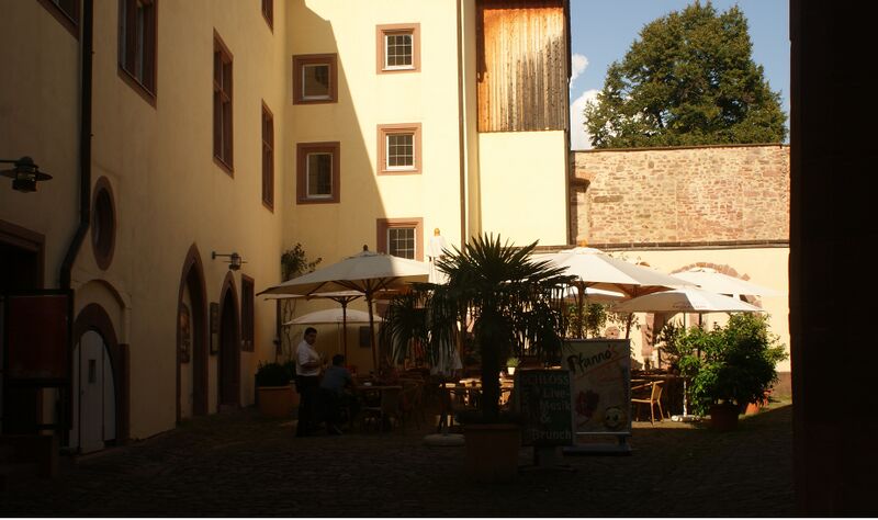 Datei:Biergarten Schloss Neuenbürg.JPG