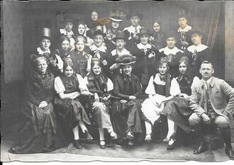 Falkenburggruppe in Tracht (2).jpg