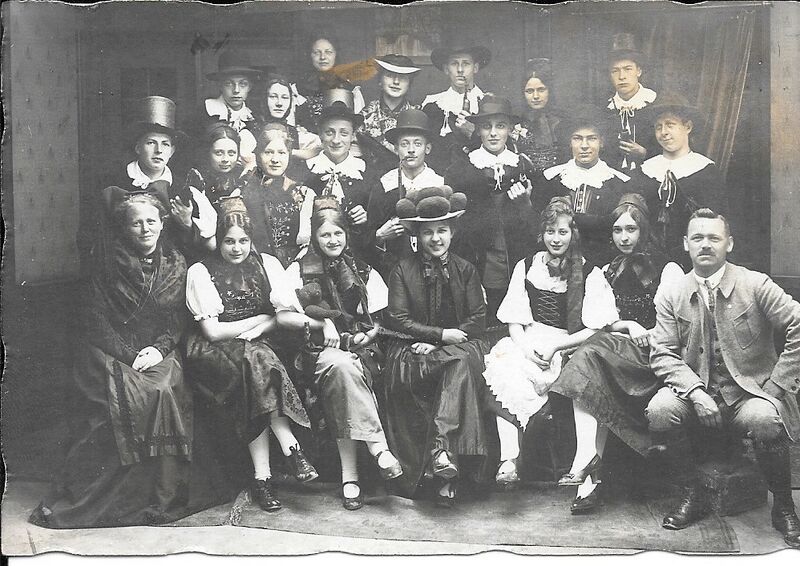 Datei:Falkenburggruppe in Tracht (2).jpg