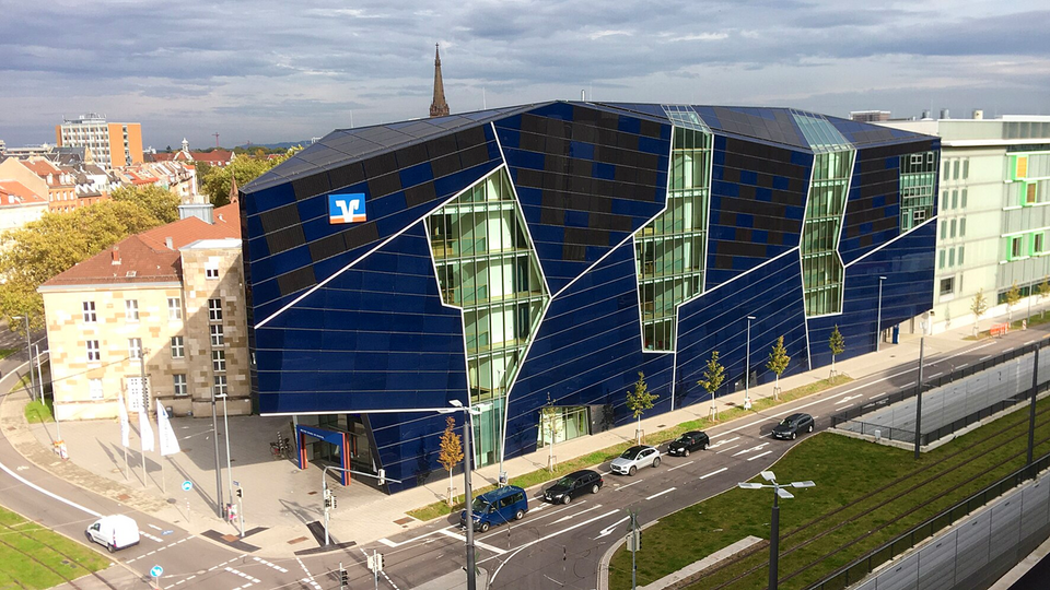 Datei:Hauptverwaltungsgebäude in Karlsruhe .png