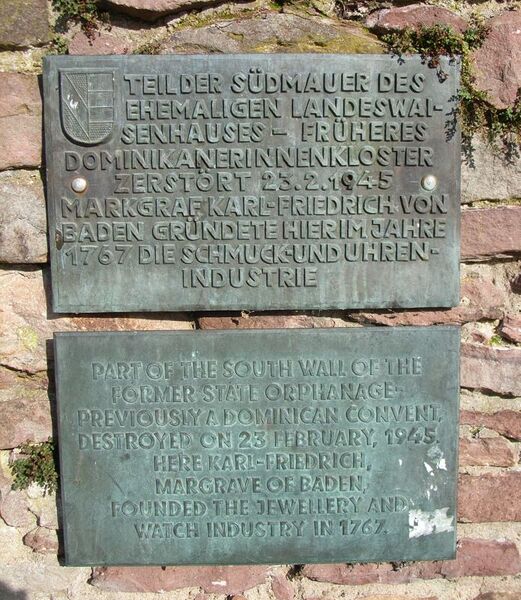 Datei:Waisenhausmauer Tafeln.jpg
