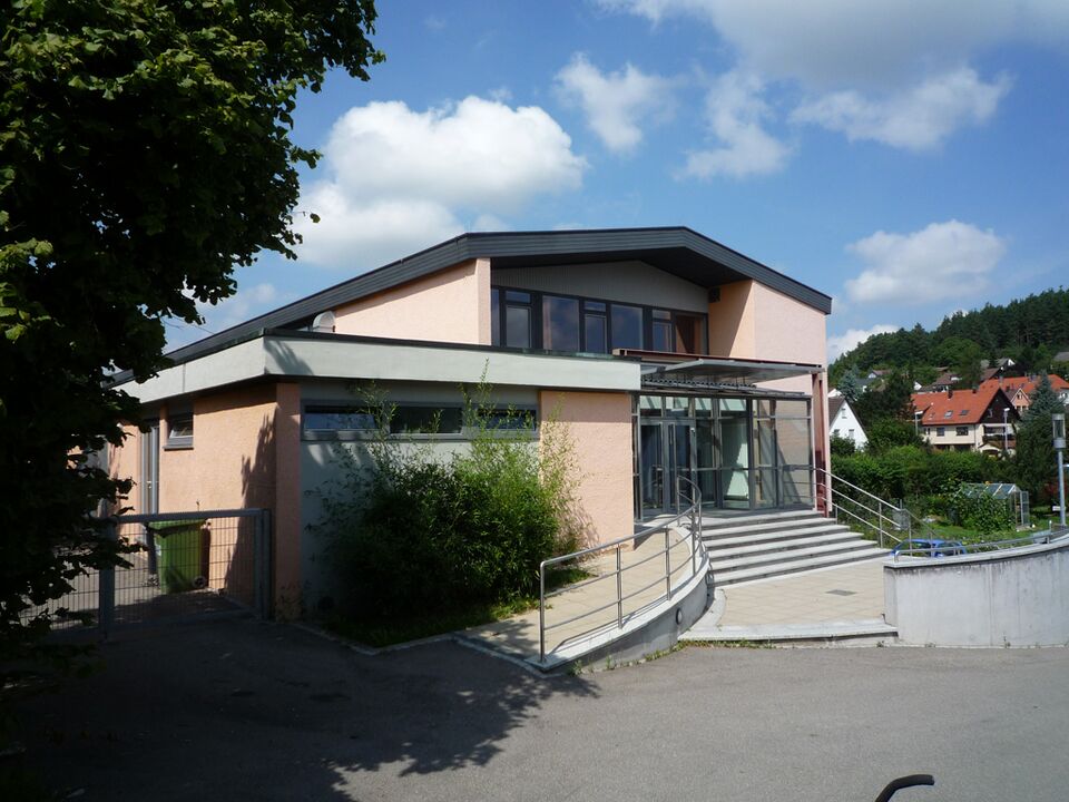 Datei:Ostelsheim-Gemeindehalle.jpg