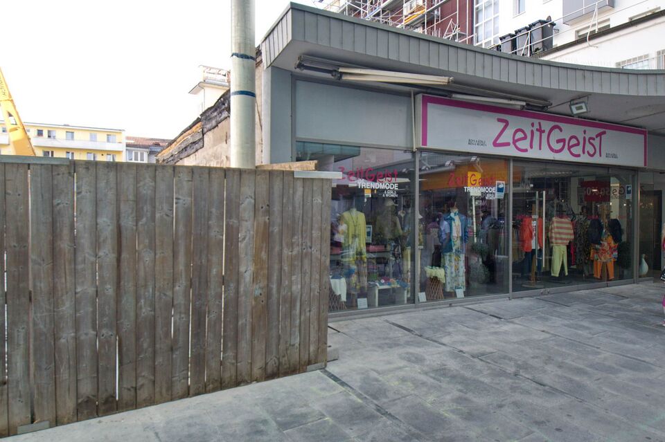 Datei:Leopoldpassage Zeitgeist Modegeschäft.jpg
