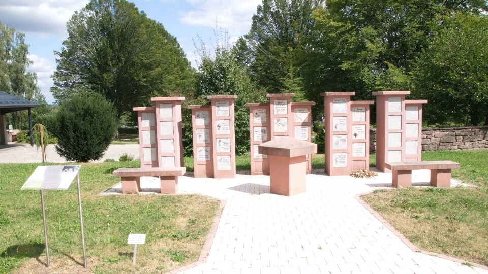 Datei:2024-08-26 Effringen Friedhof Urnenstelen.JPG