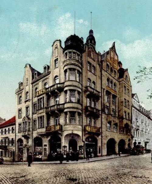 Datei:Altes Gasthaus „Goldner Adler“ an der Ecke Leopoldstraße 2, Westliche Karl-Friedrich-Straße 35 in Pforzheim (1908-1945) b.png