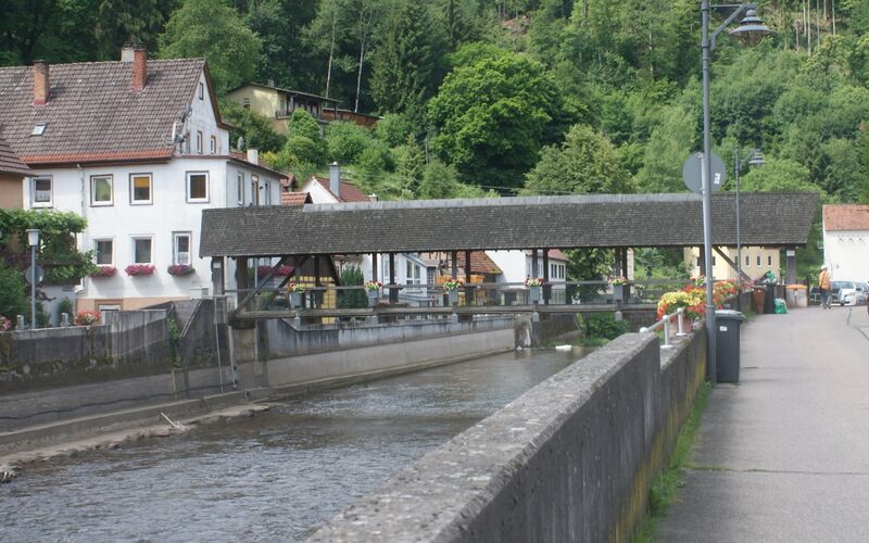 Datei:Fußgängerbrücke Enz bei Neuenbürg.JPG