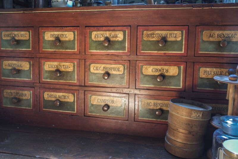Datei:GHV Apotheke Schubladenschrank.JPG