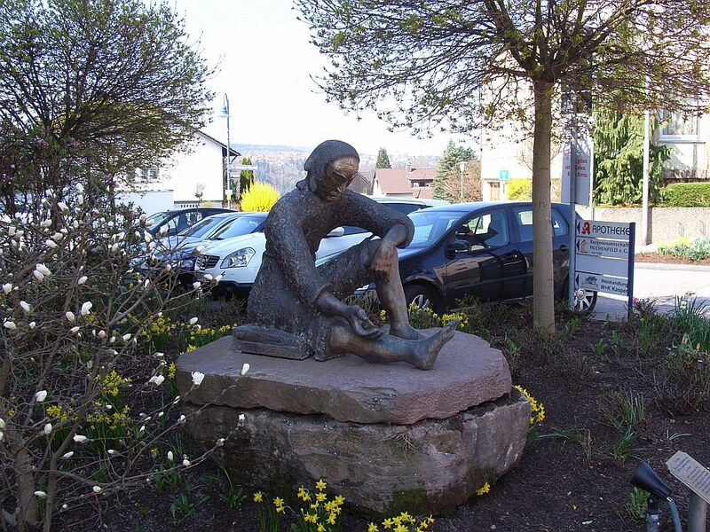 Datei:Skulptur Würfler Huchenfeld.jpg
