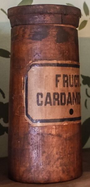 Datei:GHV Apotheke Standgefaess-Holz-FructCardamon.jpg
