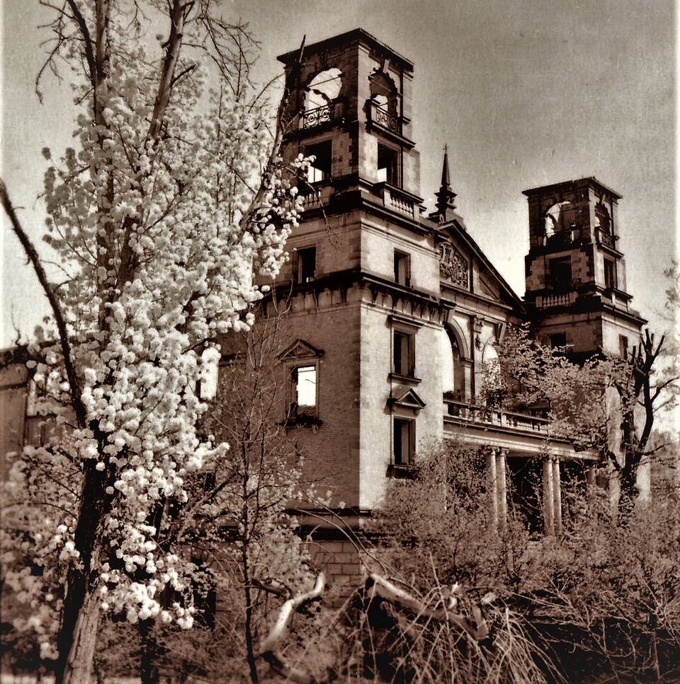 Datei:Ruine des Alten Saalbaus mit der Doppelturmfassade zur Gartenseite in Pforzheim, Entwurf Stadtbaumeister Alfons Kern, erbaut 1897–1900, zerstört Heiligabend 1944 .jpg