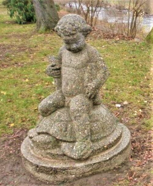 Datei:Schildkrötenreiter, Kunststein Skulptur von Fritz Wolber, 1910, im Pforzheimer Stadtgarten.jpg