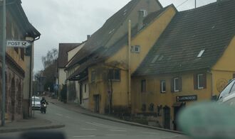 Landskecht und Postschild.JPG