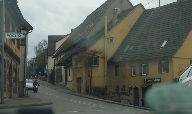 Datei:Landskecht und Postschild.JPG