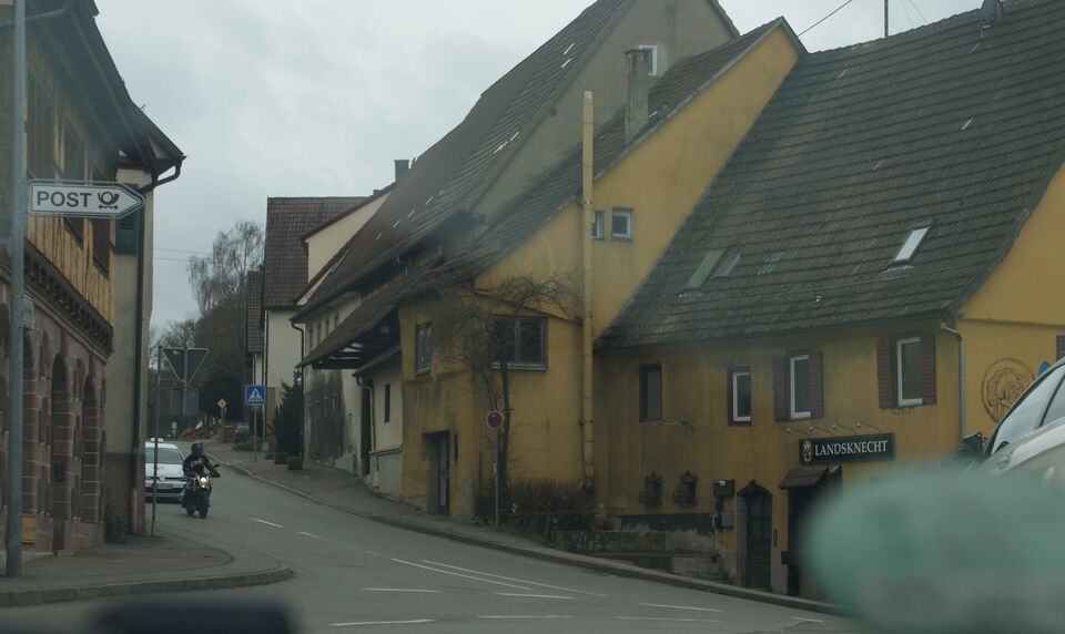 Datei:Landskecht und Postschild.JPG