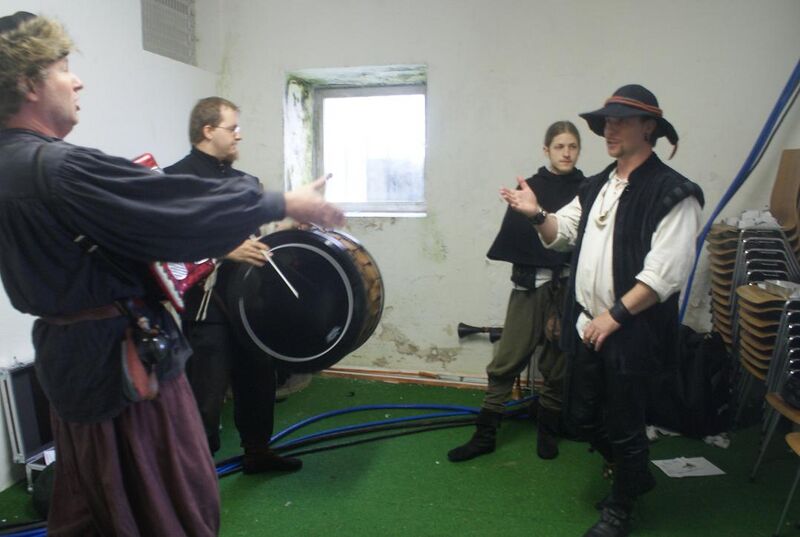 Datei:Mittelalterliche Marktmusik im Wasserturm.JPG