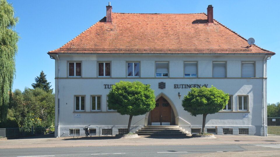 Datei:Turnhalle Eutingen Front 2026-08.jpg