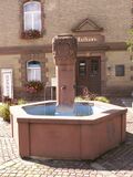 Der Ölbronner Brunnen vor dem Rathaus