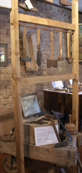 Datei:Hämmer im Museum.JPG