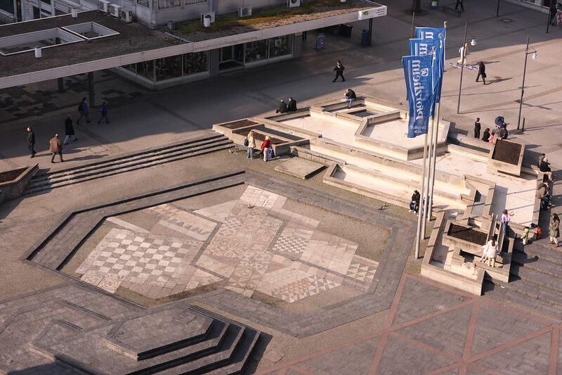 Datei:MarktplatzMosaikBrunnen.jpg