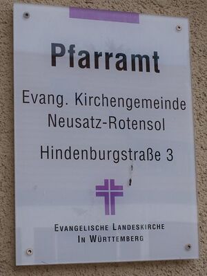 Schild evangelisches Pfarramt Neusatz.JPG