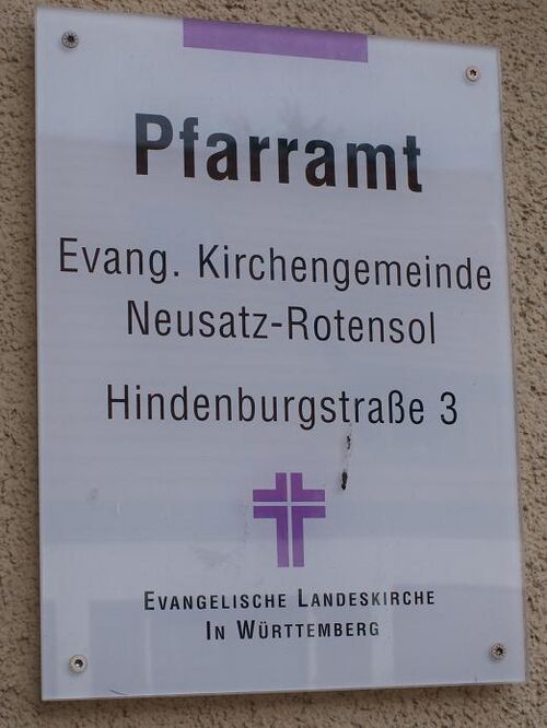 Datei:Schild evangelisches Pfarramt Neusatz.JPG