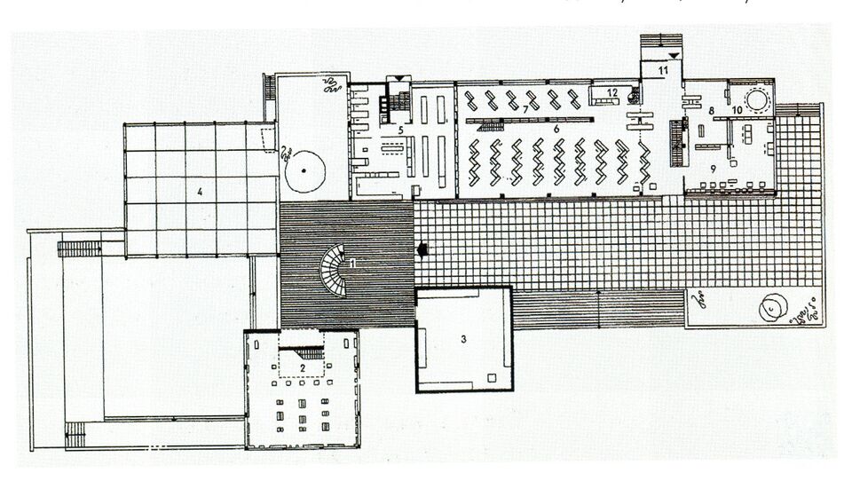 Datei:Reuchlinhaus, Grundriss des Erdgeschosses mit Vorterrasse und Gartenhof, Nr. 1 = Halle, Nr. 2 = Schmuckmuseum, Nr. 3 = Heimatmuseum, Nr. 4 = Wechselausstellung, Nr. 5 = Kunstbibliothek, Nr. 6-12 = Bücherei.jpg