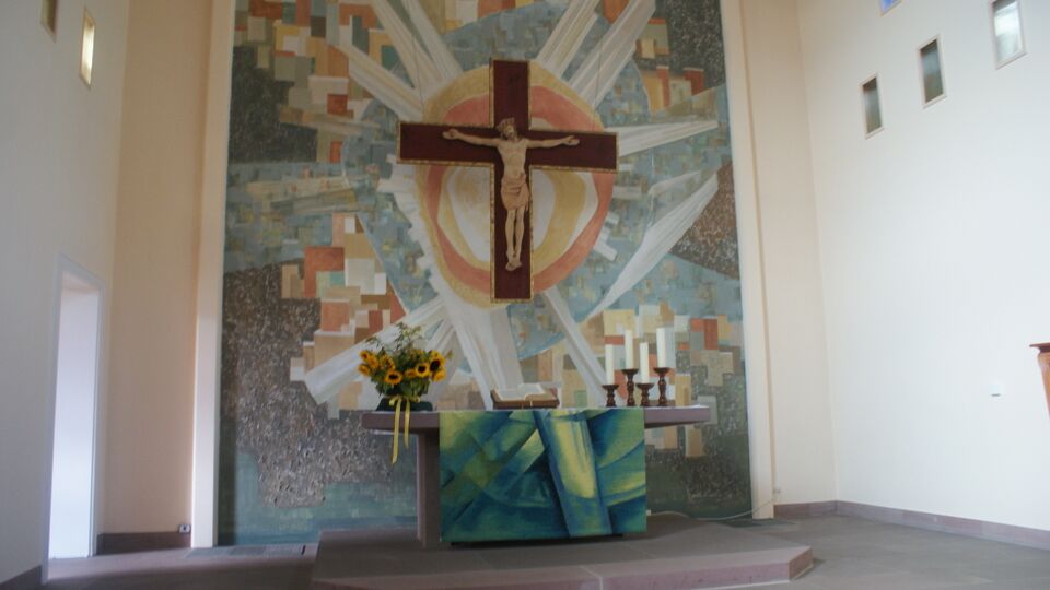 Datei:Altarraum Evangelische Kirche Enzklösterle.jpg