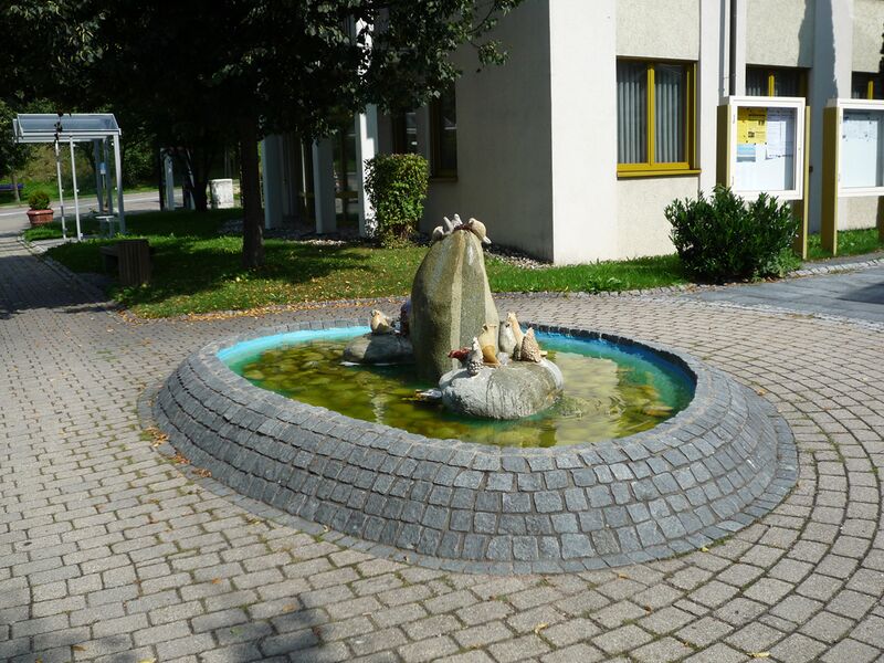 Datei:Althengstett-Rathaus-Brunnen.jpg