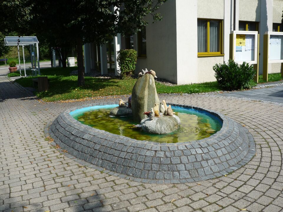 Datei:Althengstett-Rathaus-Brunnen.jpg