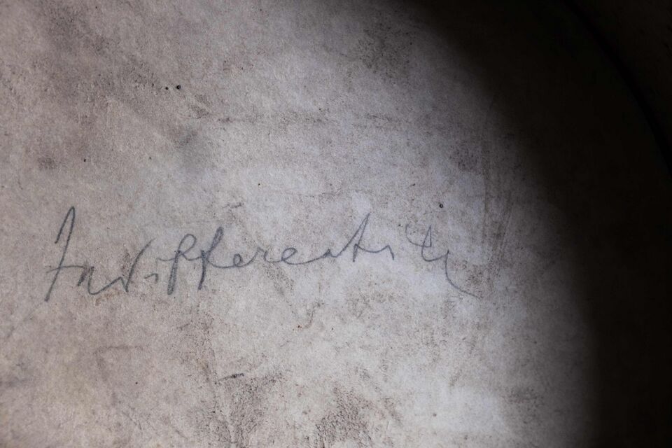 Datei:GHV Apotheke-Sieb-5-DeckelSchrift-o.JPG