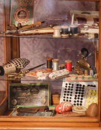 GHV Nähzimmer-Nähen-Vitrine-Nähutensilien.JPG