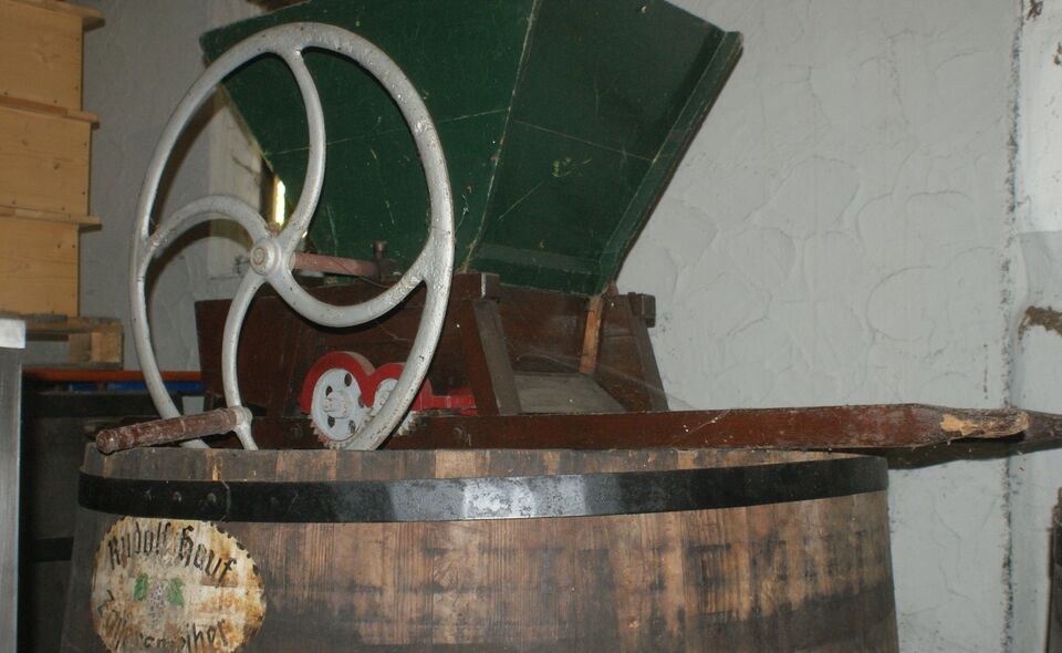 Datei:Traubenmühle in der Kelter.jpg