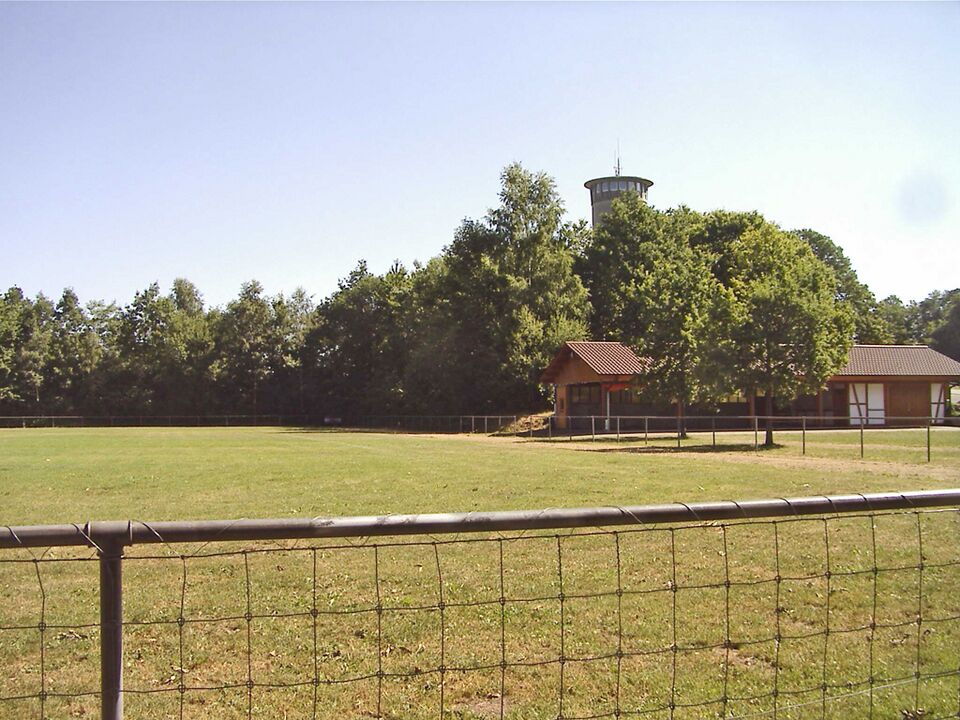 Datei:Waldrennach-Wasserturm-Sportplatz.jpg