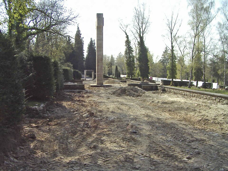 Datei:Sanierung-Großgrabfeld2.jpg