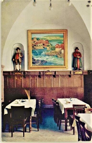 Datei:Ketterers Schlosskeller mit Trachtenfiguren.jpg