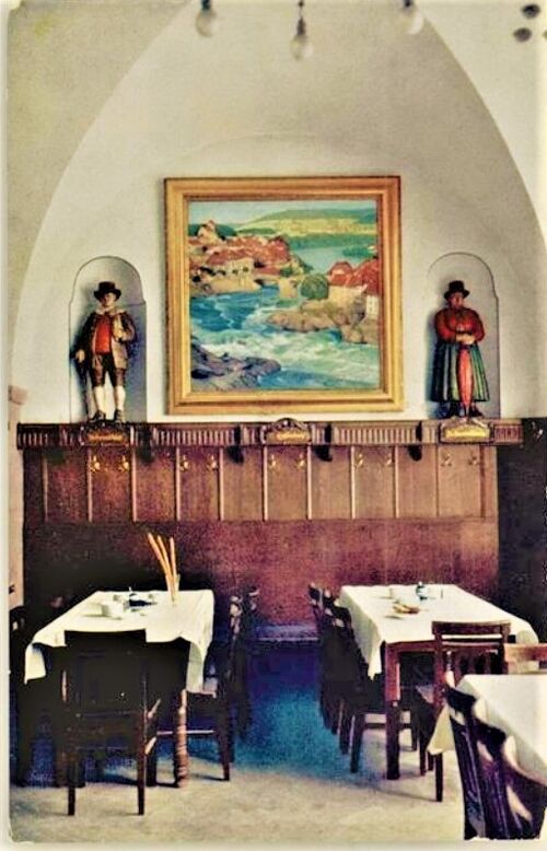 Datei:Ketterers Schlosskeller mit Trachtenfiguren.jpg