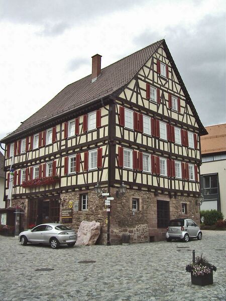 Datei:Neubulach-Marktplatz-Mineralienausstellung.jpg