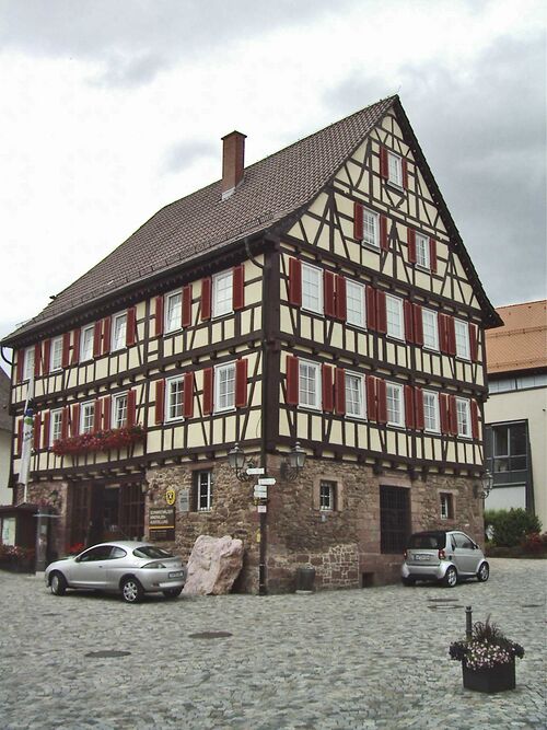 Datei:Neubulach-Marktplatz-Mineralienausstellung.jpg