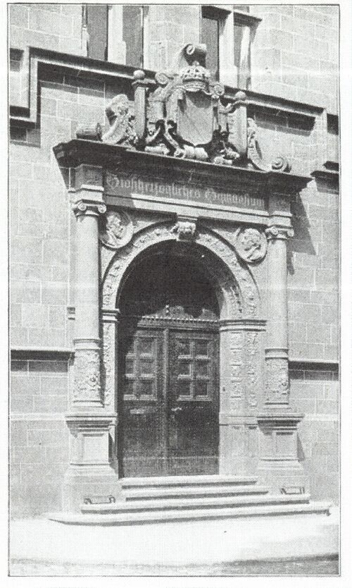 Datei:Pforzheim, Altes Reuchlin-Gymnasium, Hauptportal am Eckturm an der Ecke Simmlerstraße, Goethestraße, Einweihung am 9.2.1905, Entwurf Bezirksbauinspektor Heinrich Henz.jpg