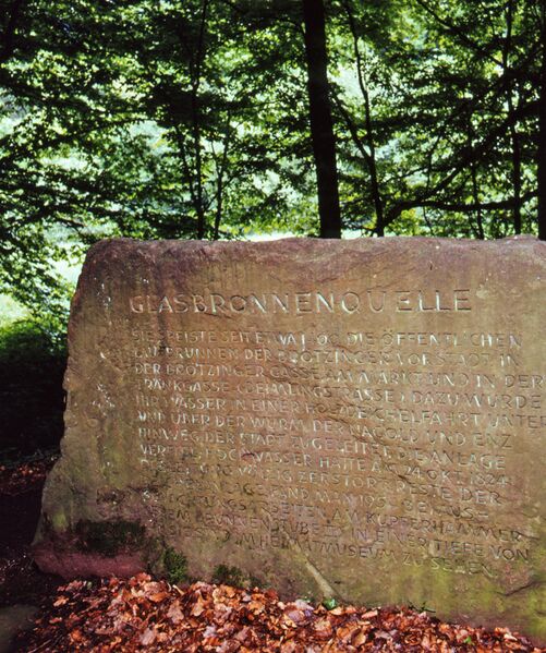 Datei:Glasbronnenquellenstein.jpg