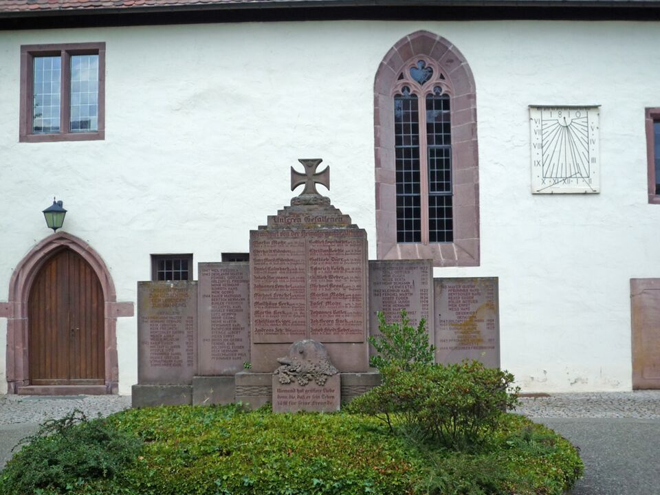 Datei:Altburg-Kirche-Denkmal-Sonnenuhr.jpg