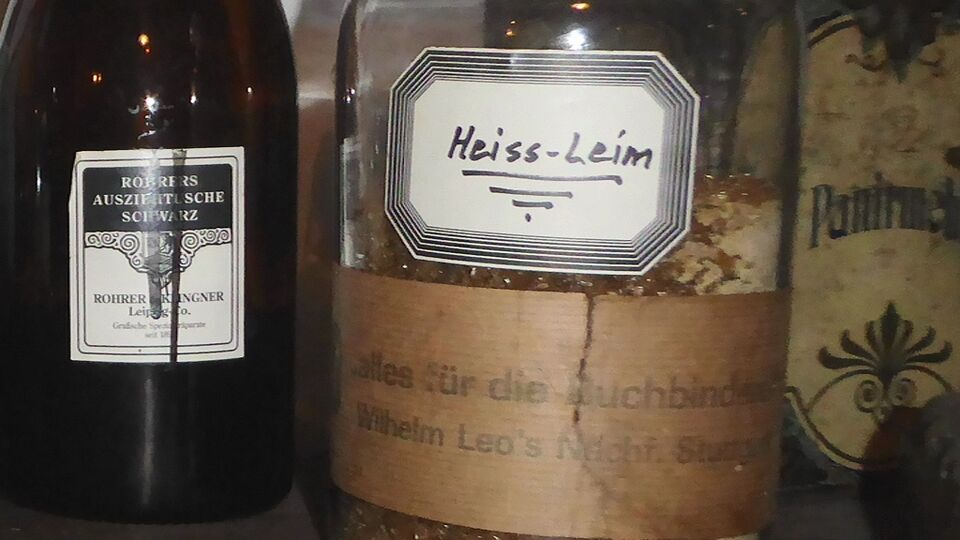 Datei:GHV Buchbinderei-Leimtopf.jpg