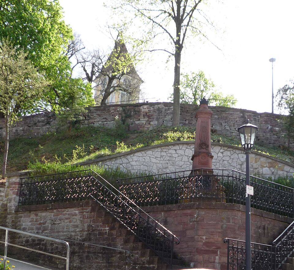Datei:Koenigsbach-denkmal-2.jpg