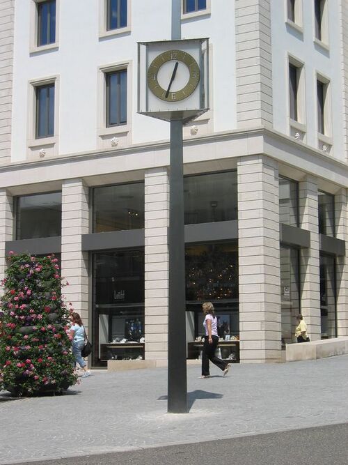 Datei:Leopoldplatz Uhr.jpg