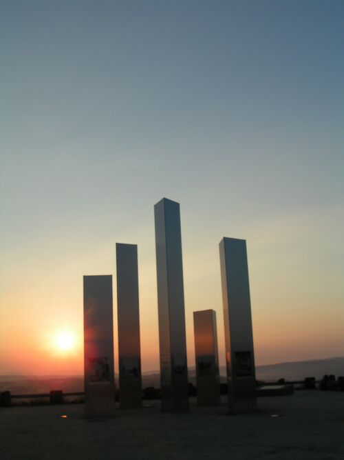 Datei:Stelen bei Sonnenaufgang.jpg